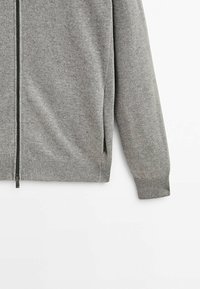 Szary kardigan na zamek wykonany z dzianiny, z prążkowanym dołem i mankietami, z bocznymi kieszeniami i gładkim zamkiem.