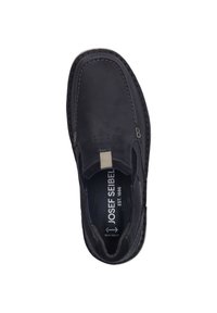 Zapato azul oscuro de cuero sin cordones con detalles de costura, perforaciones en la zona del dedo del pie y una plantilla texturizada que presenta el nombre de la marca.