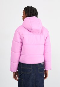 Nike Sportswear Žieminė striukė - beyond pink/white