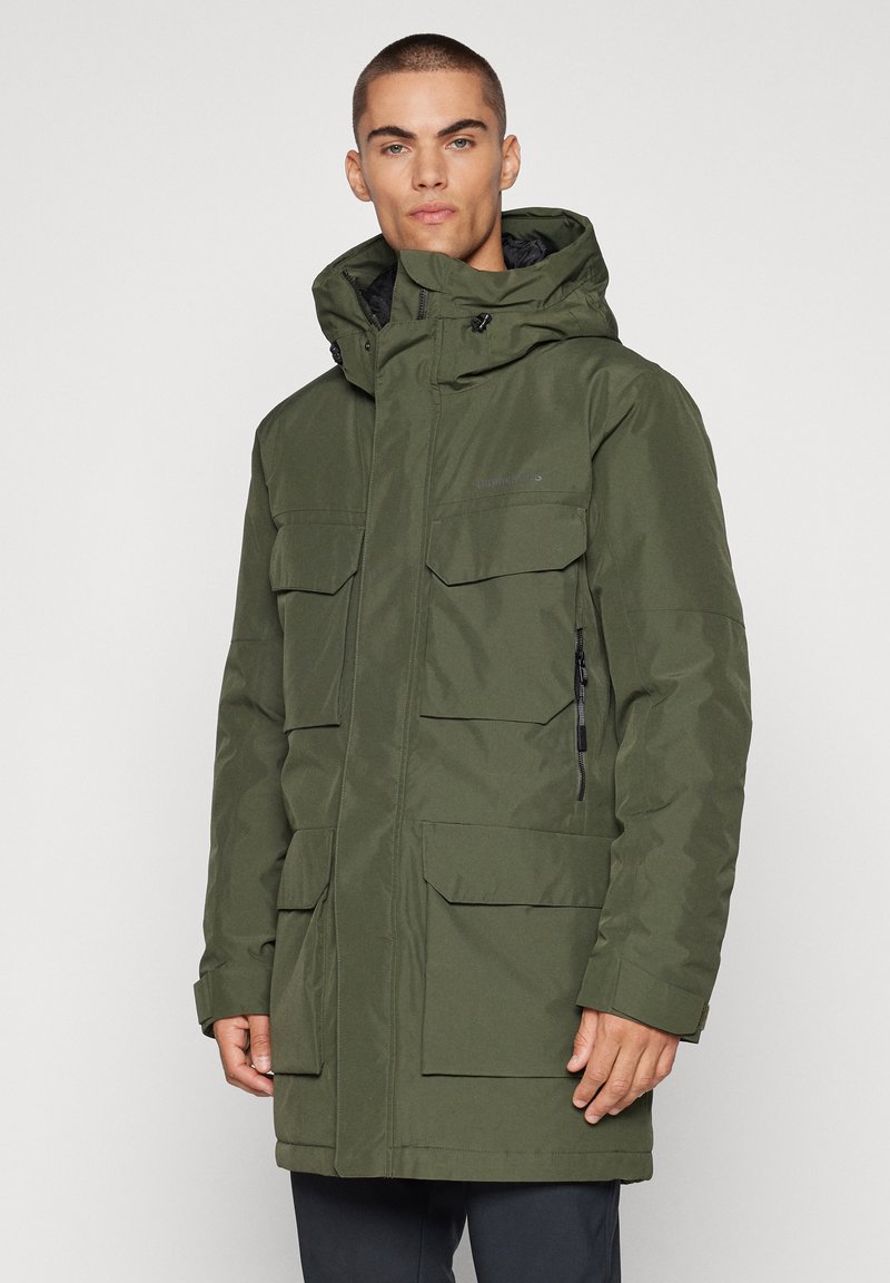 Olívaszínű bélelt parka kapucnival, több első zsebbel, cipzáras bezárással és laza szabással. Sima, matt felületű anyag.