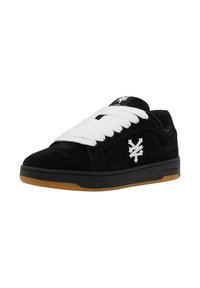 Svarte semskede sneakers med hvite snorer, kontrasterende logo og såle av gummi. Har avrundet tå og stikkingdetaljer.