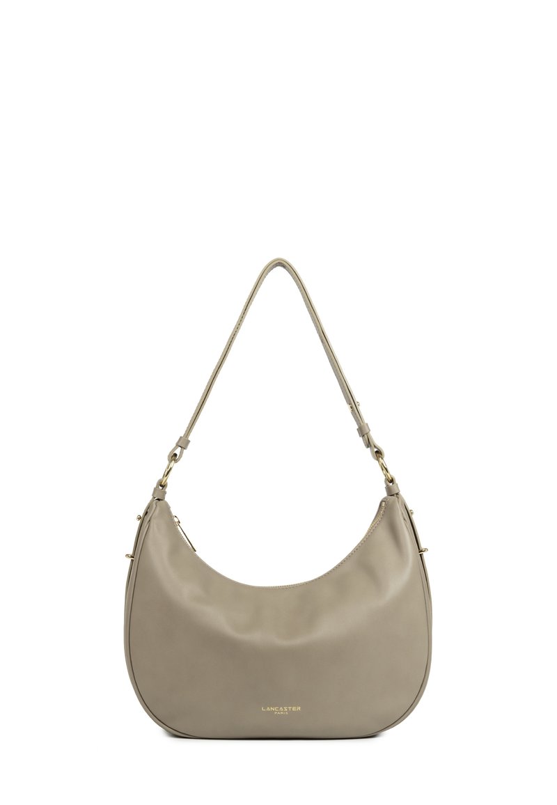 Sac à épaule hobos en cuir taupe clair doux, avec une texture lisse et une seule bandoulière dotée de matériel en finition dorée.