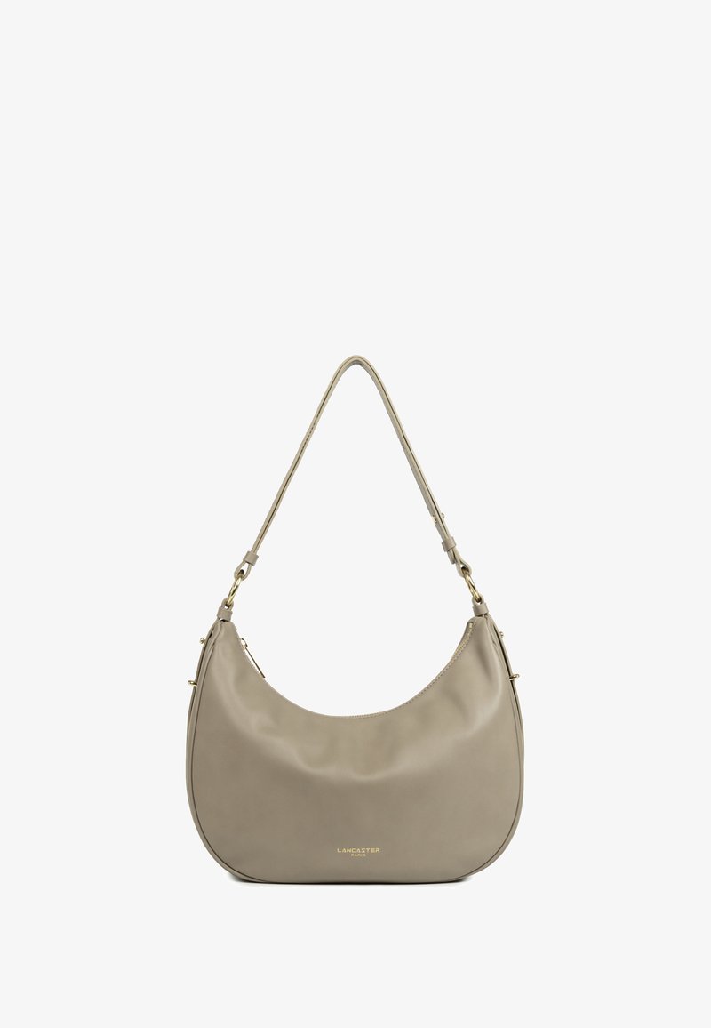 Hobo schoudertas gemaakt van zacht licht taupe leer, met een gladde textuur en een enkele schouderband met gouden hardware.