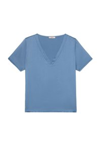 Blusa a maniche corte blu chiaro con scollatura a V, tessuto liscio e una piccola etichetta all'indietro del colletto.