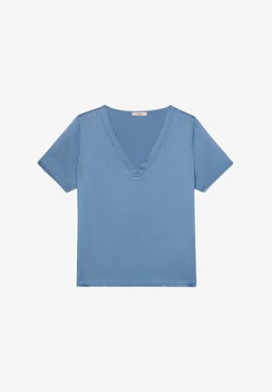 Lyseblå kortærmet bluse med V-hals, glat stof og et lille mærke ved kraven bagpå.