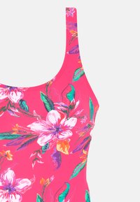 Costume da bagno floreale in rosa brillante con un vivace motivo di fiori e foglie tropicali. Presenta spalline larghe e un tessuto liscio e elasticizzato.