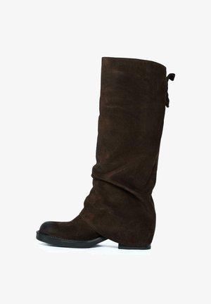 Stivale al ginocchio in suede marrone con design arricciato, punta arrotondata e suola piatta in gomma nera. Presenta un piccolo fiocco sul retro.