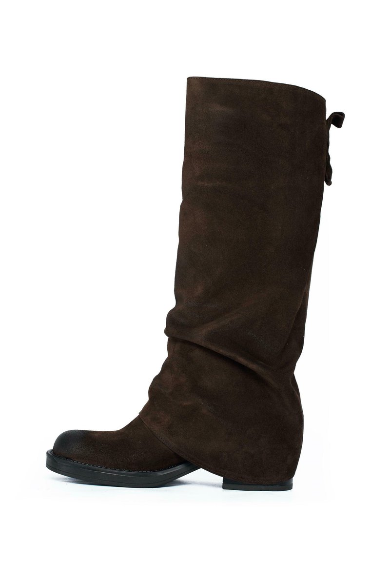 Brązowe zamszowe botki do kolan o luźnym fasonie, okrągłym nosku i płaskiej czarnej gumowej podeszwie. Posiadają małą kokardkę z tyłu.