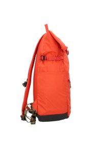 Sac à dos rouge en nylon avec des sangles ajustables, une poche latérale et une fermeture roulée. Il dispose d'un fond noir et d'accents de boucle.
