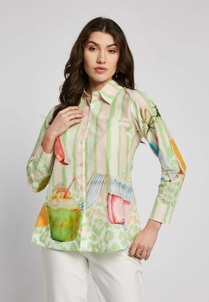 Leichtes, mehrfarbiges Hemd mit Knöpfen, das grüne und rosa Streifen aufweist und tropische Getränkegrafiken sowie ein lockeres Design hat.