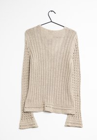 Beżowy dzianinowy sweter z długim rękawem, z prążkowaną i wzorzystą fakturą, wiszący na czarnym wieszaku na białym tle.