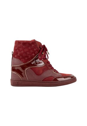 High-top sneaker i mørkerød med kombineret ruskind, læder og lakmaterialer, snørelukning foran og detaljeret sål med mærke.