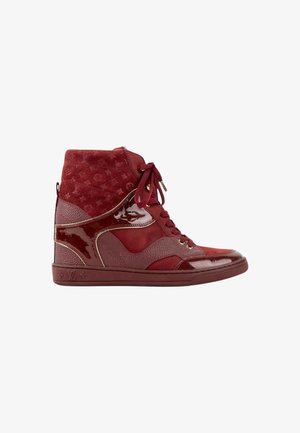 Basket montante rouge foncé avec textures mêlées de daim, cuir et cuir verni, laçage à l'avant et détail de semelle de marque.