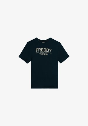Camiseta negra de manga corta con texto beige "FREDDY ATHLETIC DEPARTMENT ESTABLISHED 1976 TRAINING" centrado en la parte frontal.