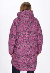 Lyserød dunjakke med leopardmønster i sort og grøn, med hætte og en løs, oversized pasform.