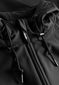 Černá mikina na zip s texturovanou fleecovou podšívkou, se stahovacími šňůrkami s černými konci a značkovou nálepkou na přední straně.