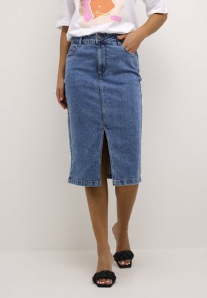 Spódnica midi z denimu w jasnym niebieskim kolorze, z przednim rozcięciem, wysokim stanem oraz klasycznym fasonem z pięcioma kieszeniami. Kompletnie zestawiona z czarnymi, plecionymi sandałami na płaskiej podeszwie.