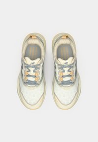 Αθλητικά παπούτσια ανοιχτού γκρι με υφασμάτινο επάνω μέρος, ανακλαστικές λεπτομέρειες, πορτοκαλί κορδόνια και μαλακή σόλα. Λογότυπο τυπωμένο στη γλώσσα του παπουτσιού.