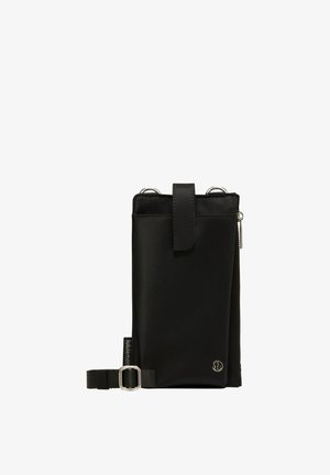 Must vertikaalne kotike esikaane, külgmise luku, reguleeritava rihma ja väikese ümmarguse metalllogo abil alumise parema nurga lähedal.