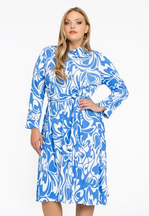 Blaue und weiße gemusterte Kleid mit einem Kragenhalsauschnitt, langen Ärmeln, Knopfverschluss und einem Gürteldetail an der Taille. Glatte Stoffoberfläche.