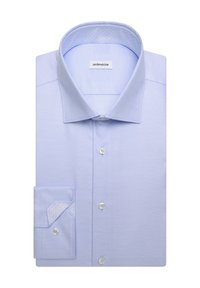 Chemise habillée pour homme texturée bleu clair avec col ouvert, poignets boutonnés et boutons blancs, pliée soigneusement sur fond blanc.