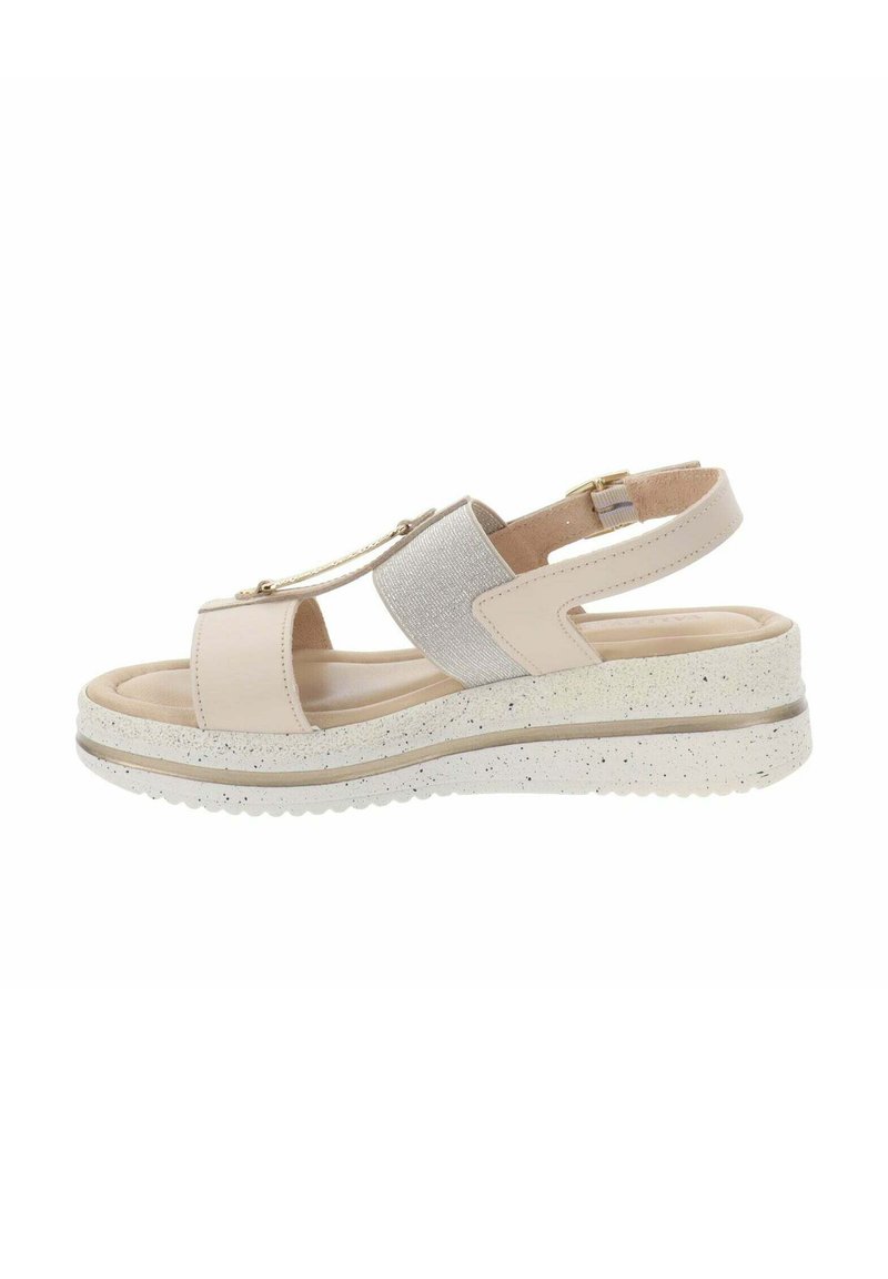 Sandal in beige e argento da donna con due ampie cinghie, cinturino alla caviglia regolabile, tomaia testurizzata e suola a zeppa maculata.