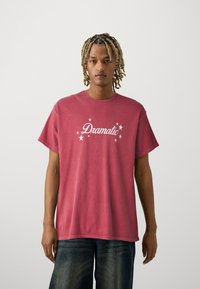 BDG Urban Outfitters DRAMATIC TEE UNISEX - Μπλουζάκι με στάμπα - washed red