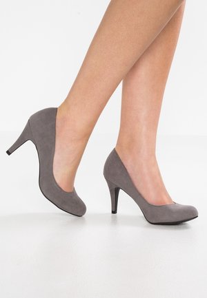 Graue Wildlederhighheels mit einer runden Zehe und einem 3 Zoll hohen Stiletto-Absatz. Glatte Textur und subtile Kurve am Eingang für den Fuß.