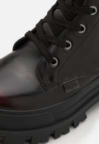 Buffalo ASPHA - Nööritavad poolsaapad - black/red