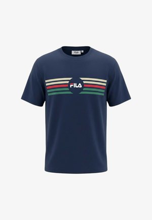 Maglietta FILA blu navy a maniche corte, con strisce orizzontali crema, rosse e verdi e logo FILA in un cerchio blu navy sul petto.