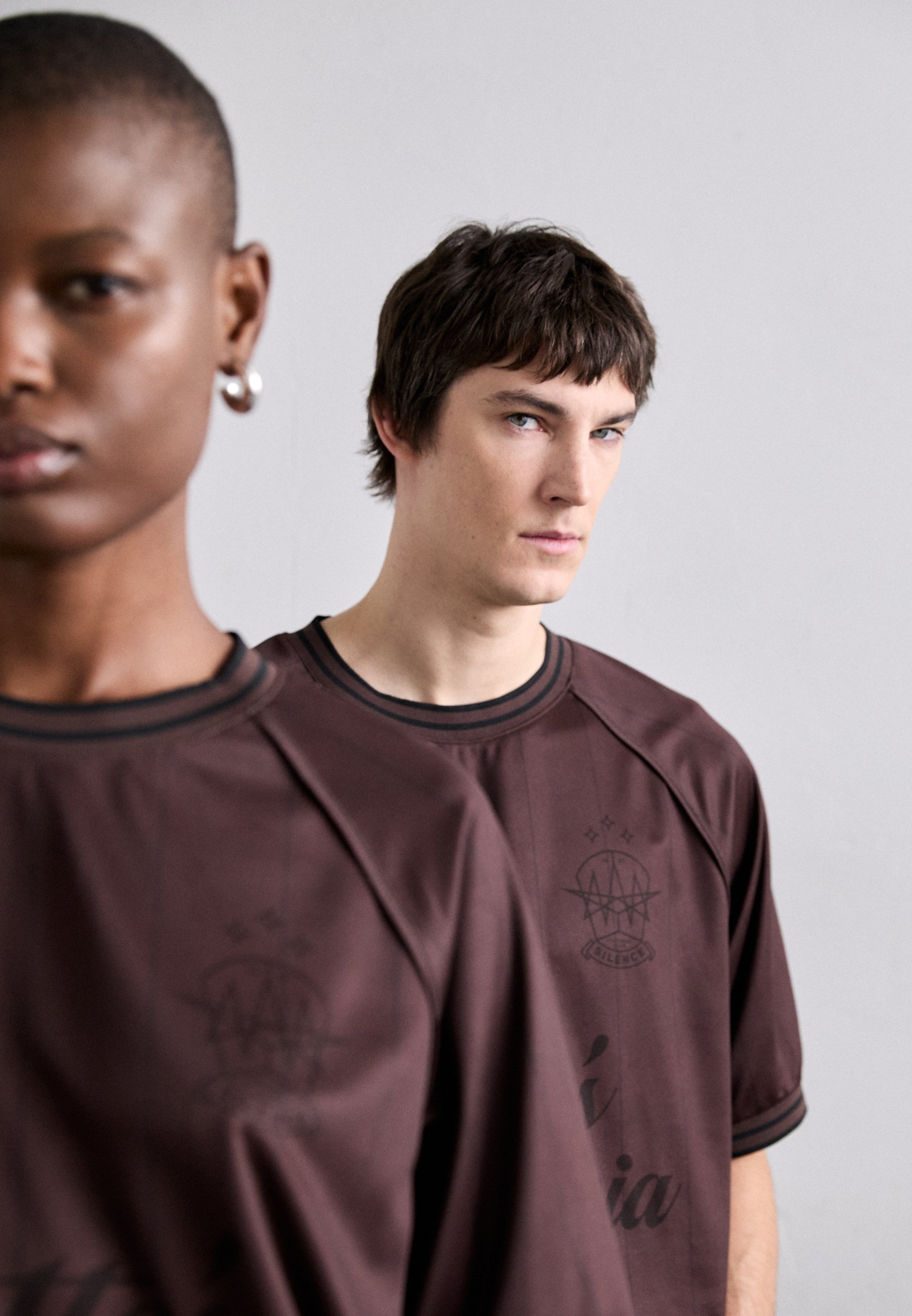 【関税込み】Han Kjobenhavn グレー ロゴ 半袖 サッカーシャツ Han Kjobenhavn Black 'Successor' Printed Long Sleeve T-shirt