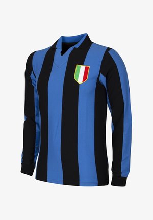 Het langemouwen polo-shirt heeft afwisselend blauwe en zwarte verticale strepen, een v-hals kraag en een geel omlijnd Italiaans wapen op de borst.