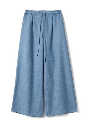 Hellblaue Leinenhose mit weitem Bein, elastischem Bund und vorderem Kordelzug, flach auf weißem Hintergrund dargestellt.