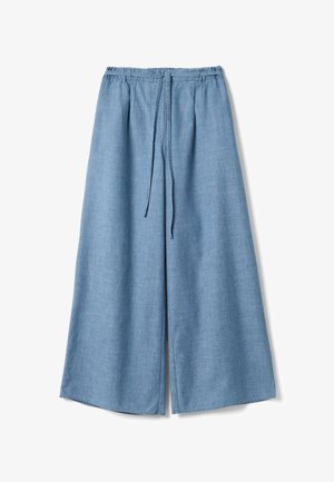 Pantalon large en lin bleu clair avec taille élastique et cordon à l'avant, présenté à plat sur fond blanc.