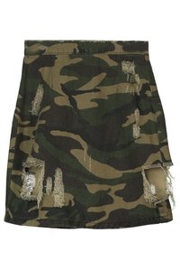 Falda de mezclilla camuflada en verde y marrón con bordes deshilachados. Presenta grandes áreas rasgadas cerca del dobladillo y una cintura ajustada en la parte superior.