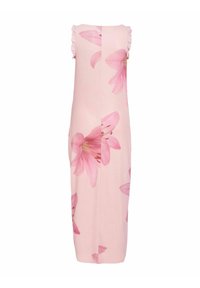 Robe longue rose sans manches avec de grandes impressions florales rose clair et de petits volants sur les coutures des épaules, vue de dos.