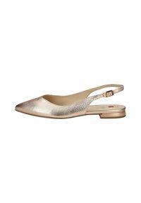 Płaskie buty slingback wykonane z metalicznej złotej sk�óry, o spiczastej czubku, minimalistycznym designie, z małym obcasem i regulowanym zapięciem na kostce.