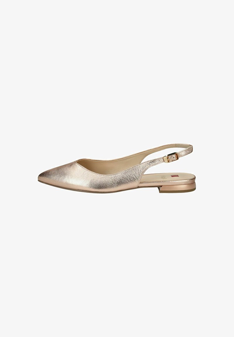Zapato plano tipo slingback en cuero dorado metálico, punta afilada, diseño minimalista, con un pequeño tacón y correa ajustable en el tobillo.