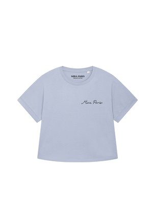 Lichtblauw cropped T-shirt met korte mouwen en zwarte tekst "Mira Paris" gedrukt op de linkerborst.