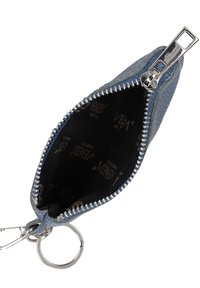 Niebieski portfel na klucze z teksturowanej skóry, z zamkiem błyskawicznym, srebrnymi elementami, czarnym wnętrzem z wzorem logo, kompaktowy i praktyczny design.