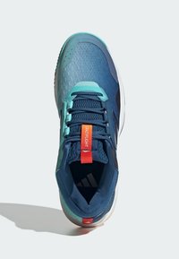 Modrá a tyrkysová sportovní bota s texturovaným síťovaným svrškem, polstrovaným jazykem a oranžovým akcentem. Má lehkou podrážku a elegantní design.