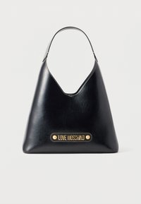 Sac à main trapèze en cuir noir avec une anse unique et une plaque dorée "Love Moschino" sur le devant, présenté sur un fond blanc.