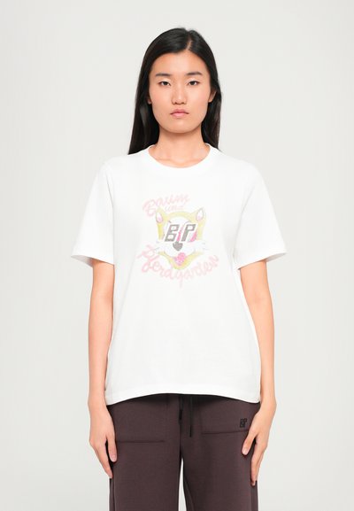 Λευκό βαμβακερό t-shirt με πολύχρωμο γραφικό μιας αλεπούς και το κείμενο "Baum und Pferdgarten." Σχεδίαση με κοντά μανίκια και στρογγυλή λαιμόκοψη.