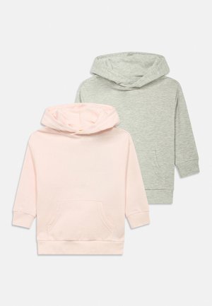 Due felpe con cappuccio semplici per bambini, una rosa chiaro davanti e una grigio chiaro dietro, entrambe con tasche frontali e maniche lunghe.