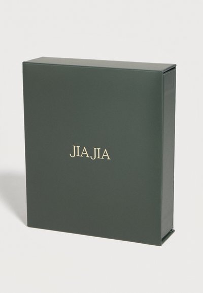 Σκούρο πράσινο ορθογώνιο κουτί με τη λέξη "JIAJIA" στο κέντρο με χρυσά κεφαλαία γράμματα σε απλό λευκό φόντο.