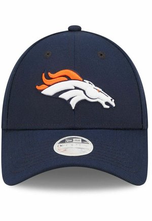 Casquette de base-ball bleu marine en tissu, ornée d'un logo brodé blanc et orange des Denver Broncos à l'avant et d'un autocollant de marque circulaire.