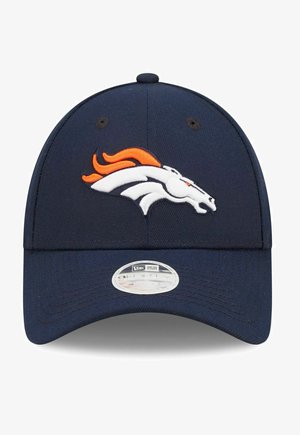 Granatowa czapka baseballowa z tkaniny, z haftowanym białym i pomarańczowym logo Denver Broncos z przodu oraz okrągłą naklejką markową.