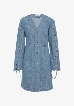 Rochie din denim de culoare albastră deschisă, cu decolteu în V, mâneci lungi cu detalii cu șnur, închidere cu buton și o croială bine definită.