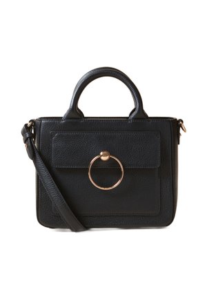 Sac à main en cuir noir au design structuré, avec une poche avant, des détails en anneau métallique, des poignées supérieures doubles et une bandoulière amovible.
