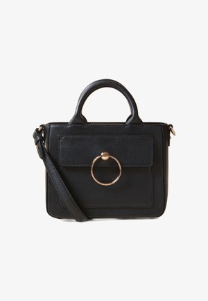 Sac à main en cuir noir au design structuré, avec une poche avant, des détails en anneau métallique, des poignées supérieures doubles et une bandoulière amovible.